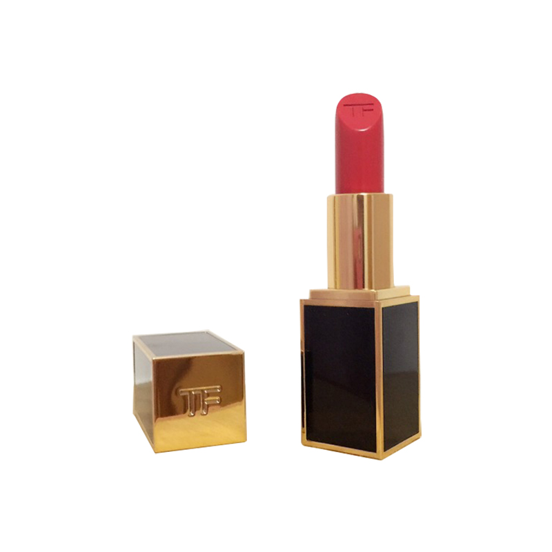 浅色唇妆妆容 (精致大红唇妆容惊艳)