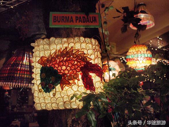 在泰国吃饭，临走时服务员竟然塞给我们一只套套？！