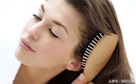 梳头千遍有什么变化,梳头去白发教程
