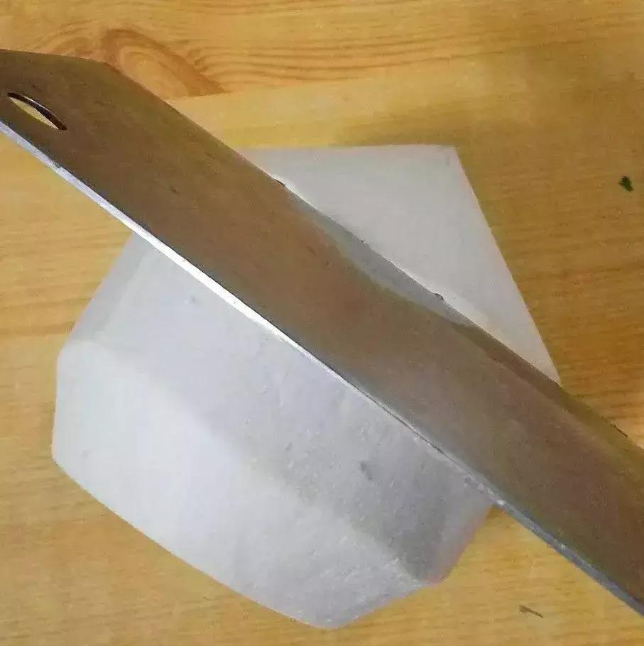 小刀开椰子最简单的方法,不用菜刀的开椰子的方法