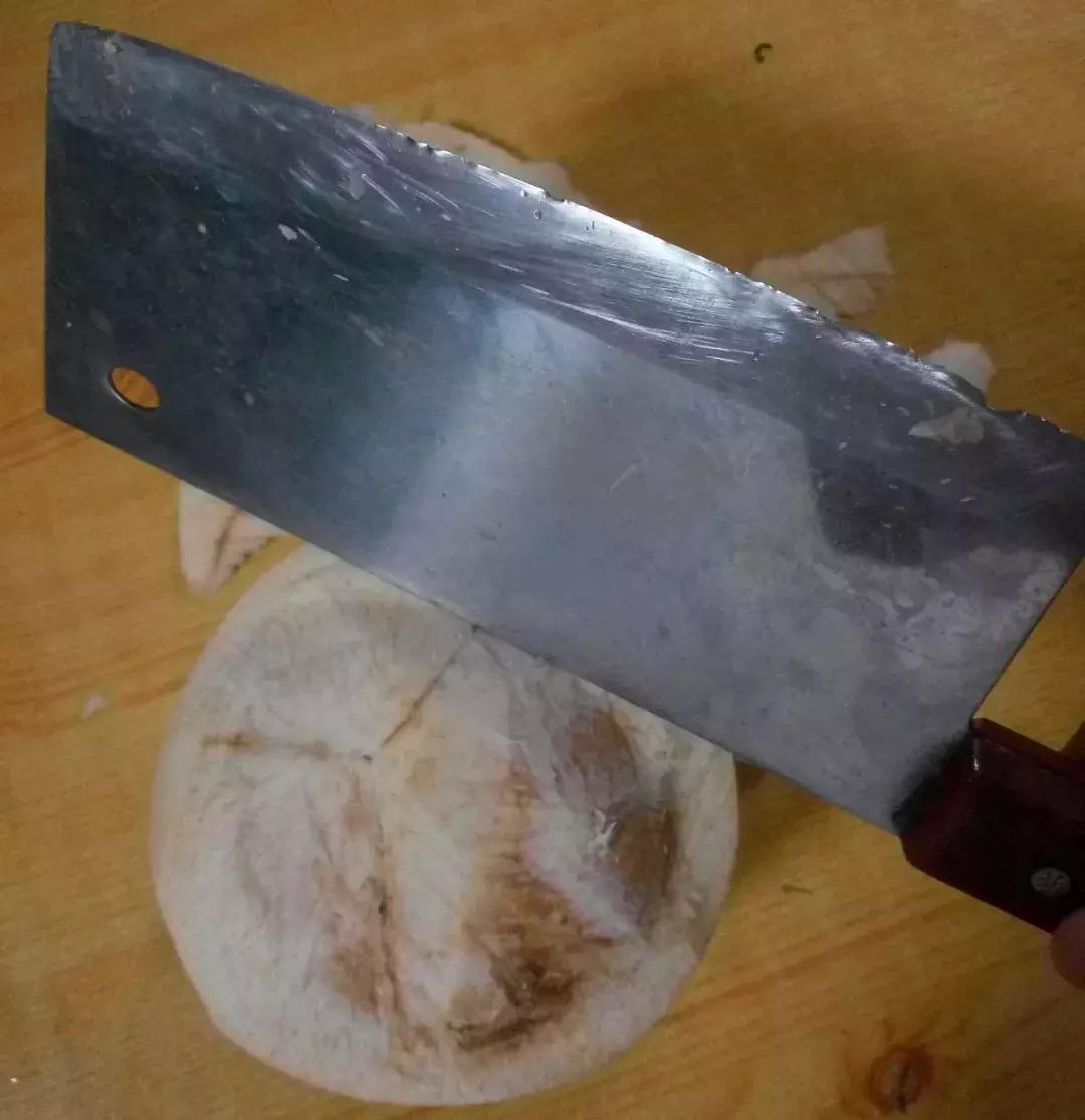 小刀开椰子最简单的方法,不用菜刀的开椰子的方法