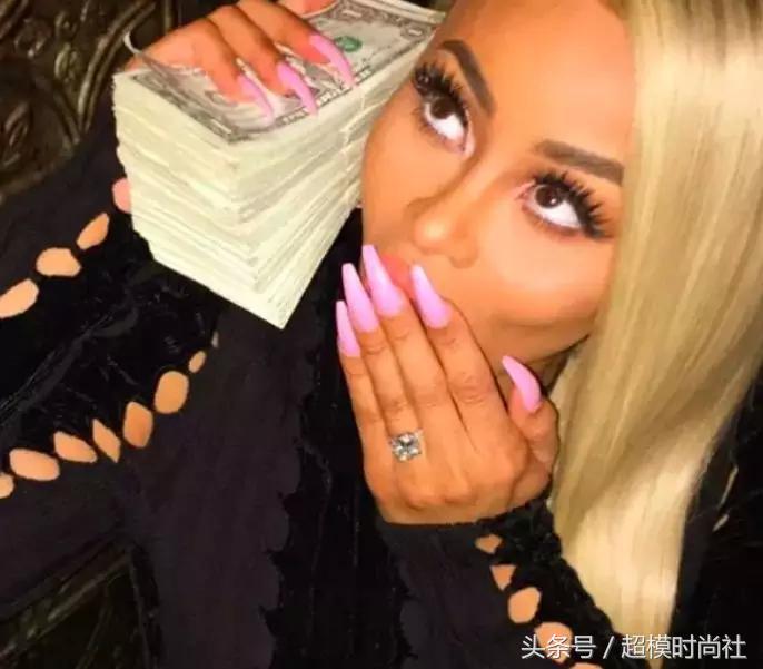 艳照全网热传！比大胸巨臀更牛逼的是她手撕卡戴珊家族的上位史