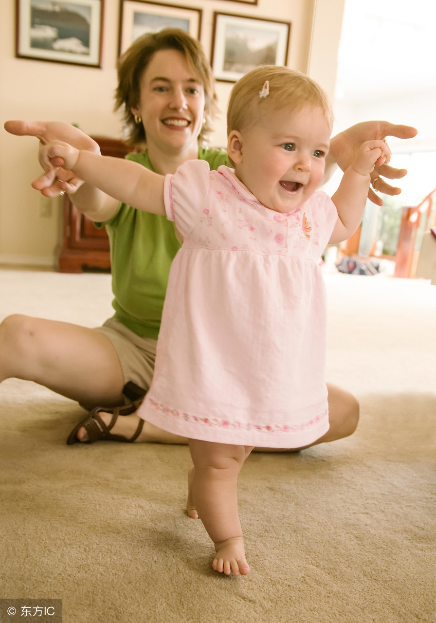 2岁宝宝髋关节不对称走路不稳,宝宝3岁了走路不稳是怎么回事