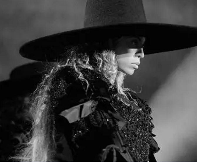 加拿大生,住伦敦,意大利成名，麦当娜找他们设计了150套衣服