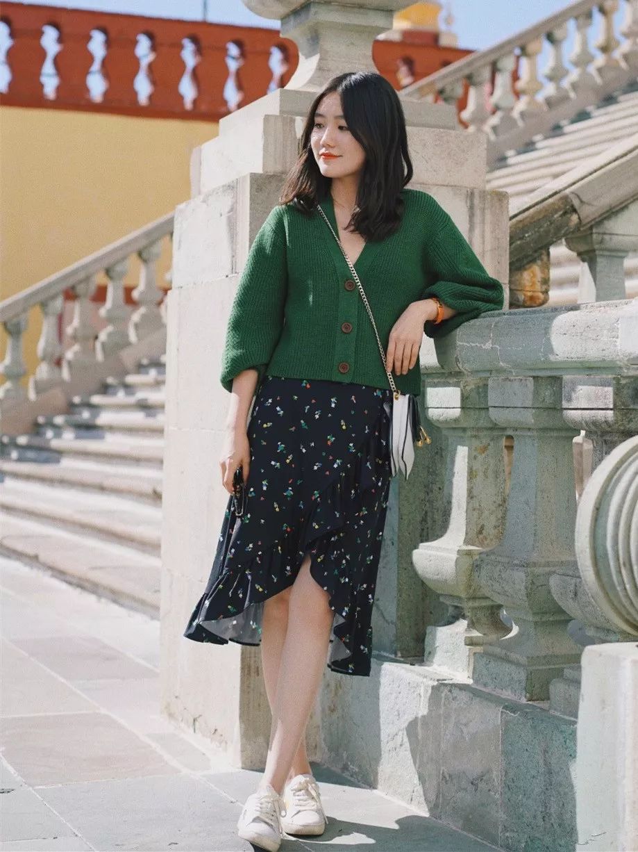 深色碎花裙拍照,碎花裙的拍照姿势在家