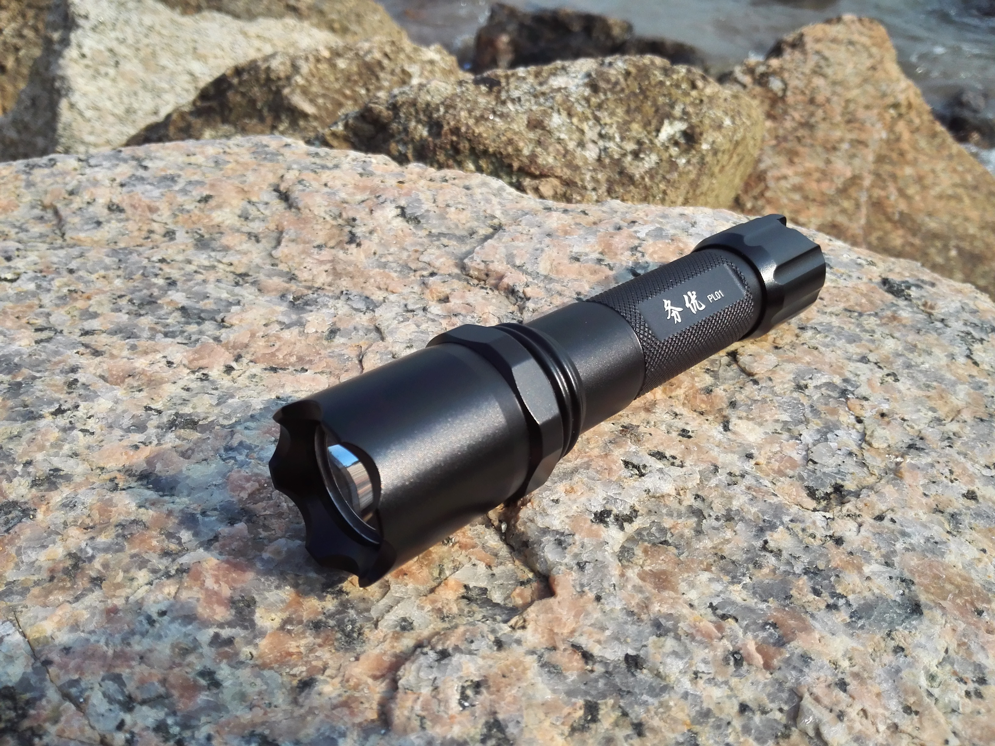 强光手电筒防身必备,防身超强强光手电筒