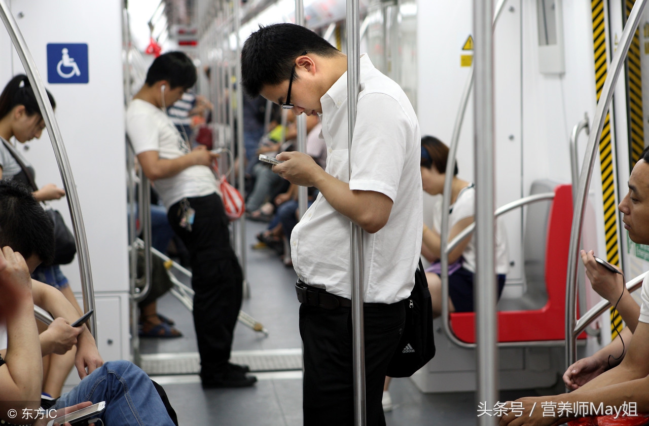 喜欢玩手机适合做什么工作,长期玩手机的人多留意身体