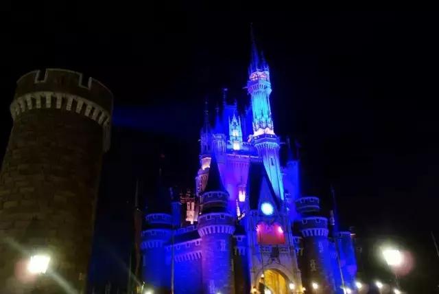 美女妈妈带女儿玩耍,日本迪士尼烟花