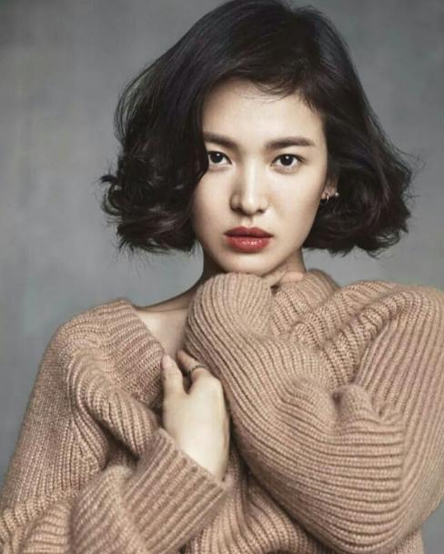 宋慧乔太阳的后裔柳时镇救姜暮烟,宋慧乔离婚后首现身一袭白裙