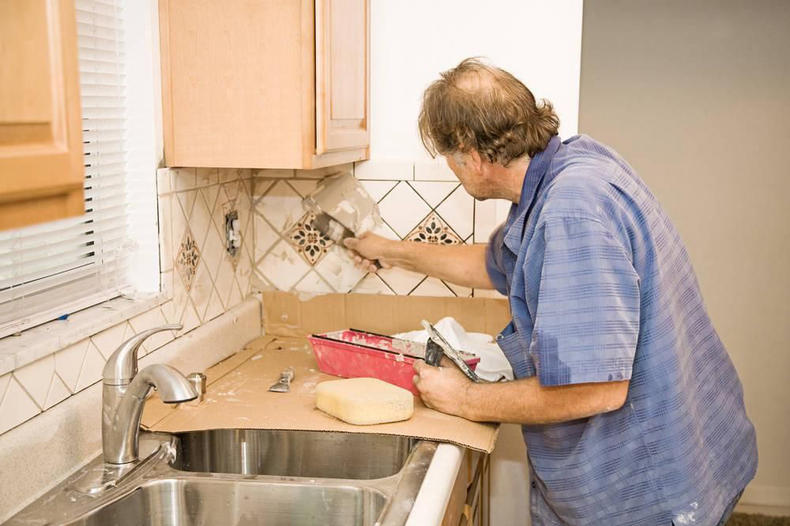 卫生间瓷砖上有黑点怎么去除,烧焊掉在瓷砖上的黑点怎么去掉