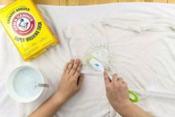 衣服上的顽固汗渍和霉渍怎么去除,有霉点汗渍的衣服怎么洗