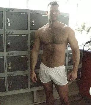 外国小哥看*片A**正爽,突然!发现男主角竟是自己数学老师!