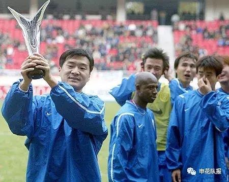 刘军穿西服,刘军申花