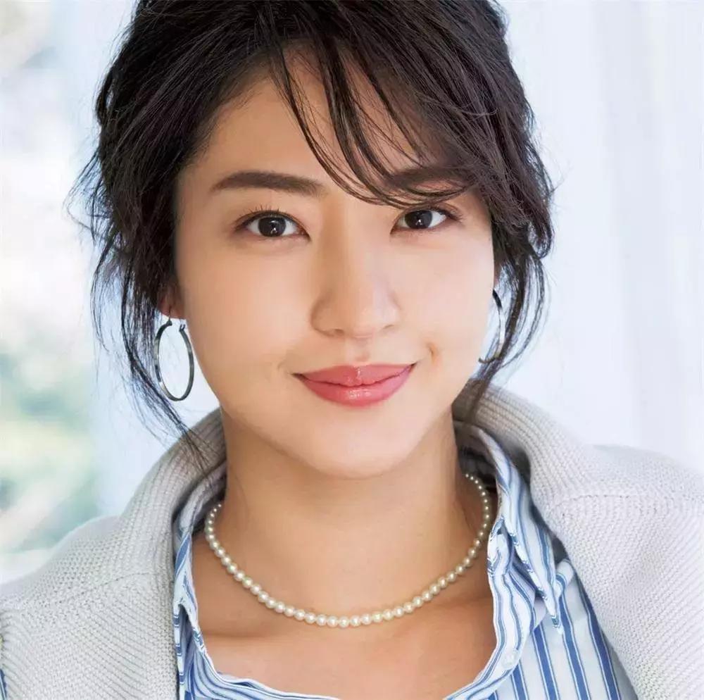 口罩眼镜装扮,口罩眼镜妆容教程