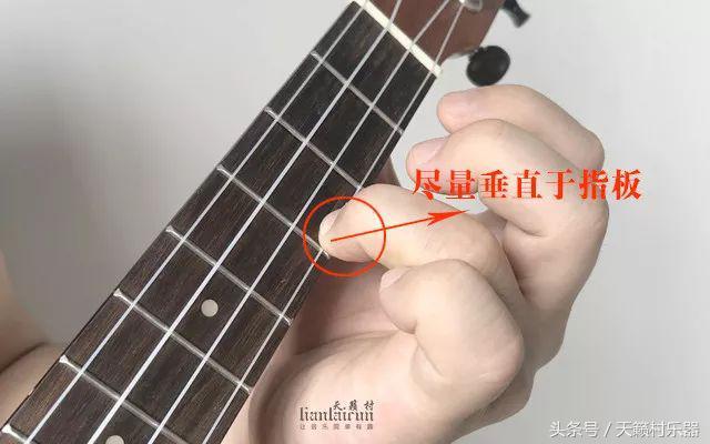 尤克里里最详细的按弦方法,学尤克里里最简单的指弹