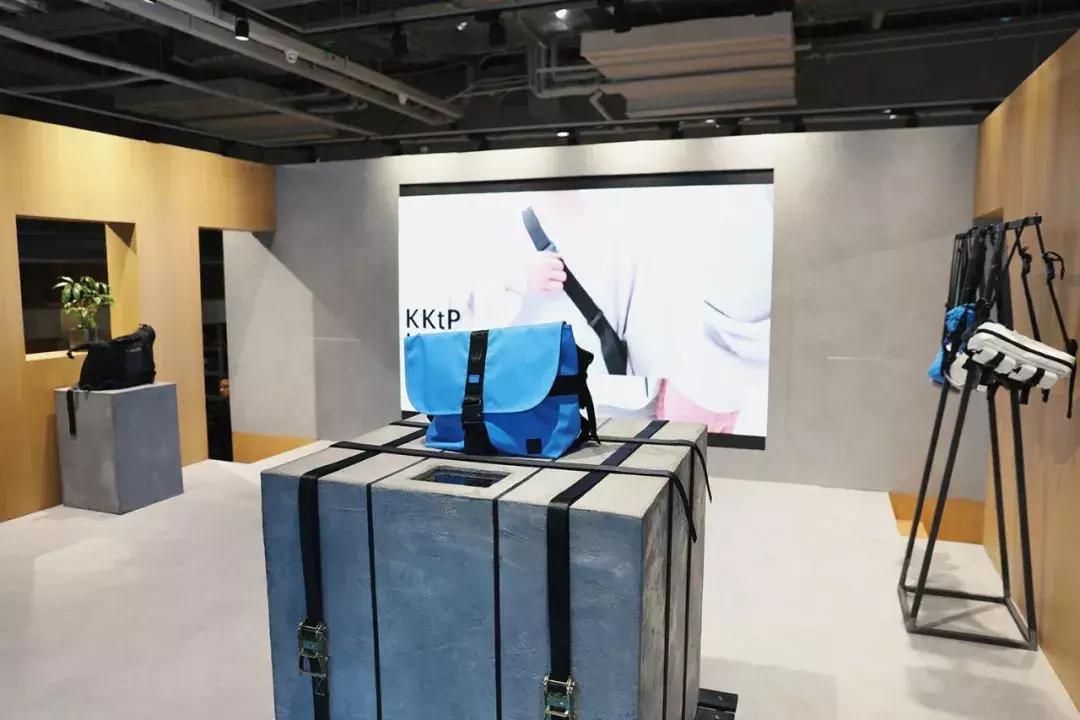 与HerschelSupply联名实属不易，但这个中国品牌做到了