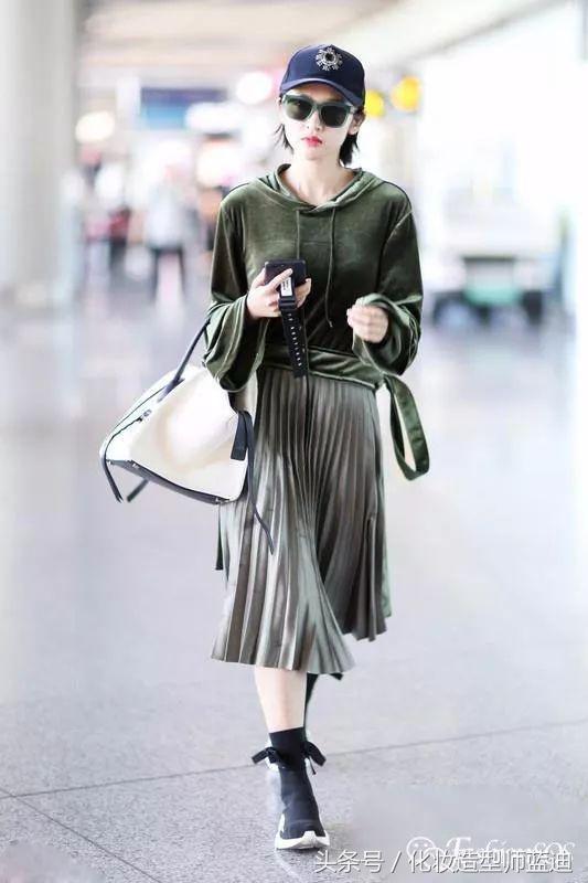 圆领卫衣长款百褶裙搭配图女款,百褶裙搭配卫衣搭配丝袜乐福鞋