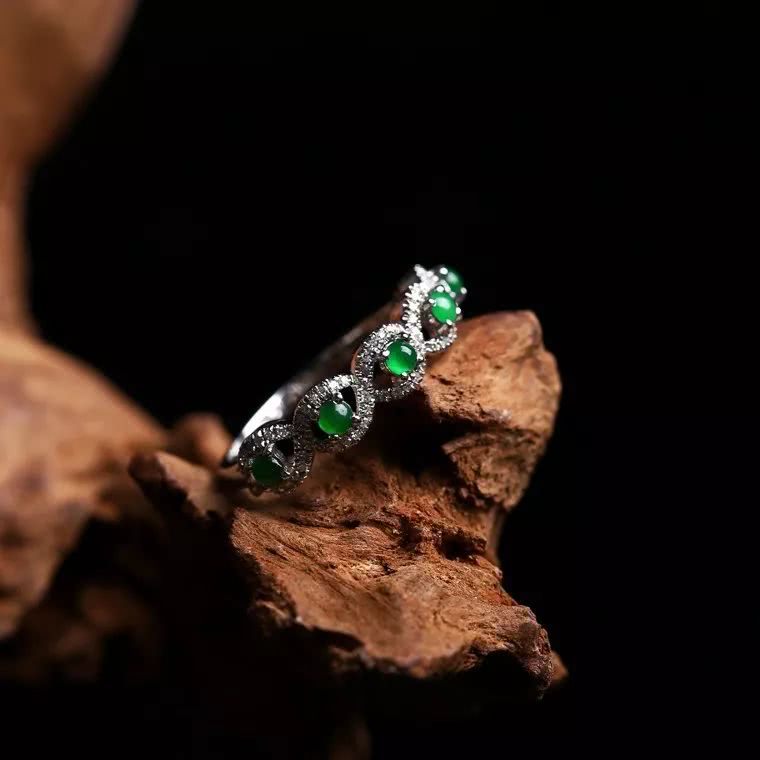 戴翡翠戒指对身体有什么好处,翡翠戒指戴什么寓意好呢