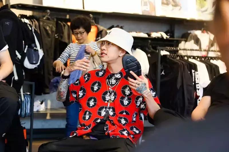 劲话论第四期丨成都sneaker都表白的耐克新鞋，自带增高效果？