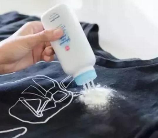 衣服有异味不用水洗怎么快速除味,衣服染颜色还有污渍怎么办