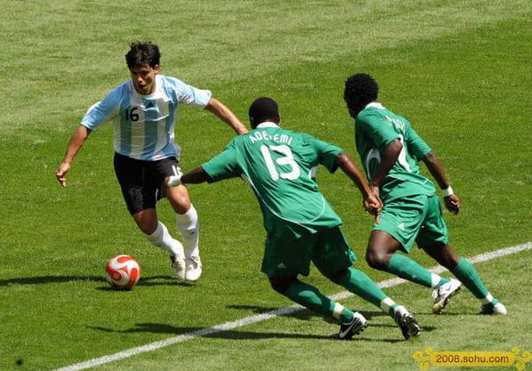 小孩踢足球会影响腿型吗,小孩子踢足球小腿会变粗么