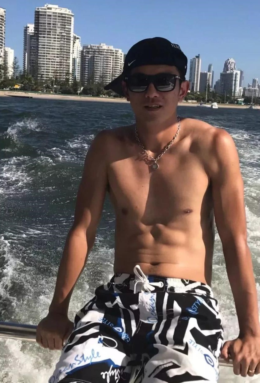 足球运动员上场前的更衣室,足球球员更衣室场景