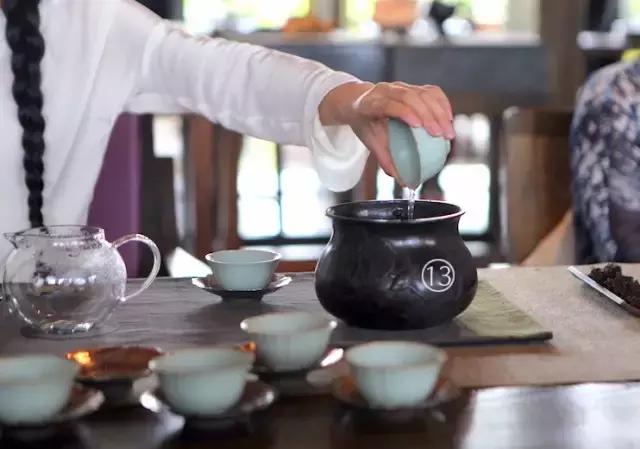 茶席上的茶器是什么样的,一个完整的茶席有几个茶器