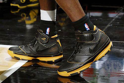 科比黑曼巴战靴,回忆科比经典