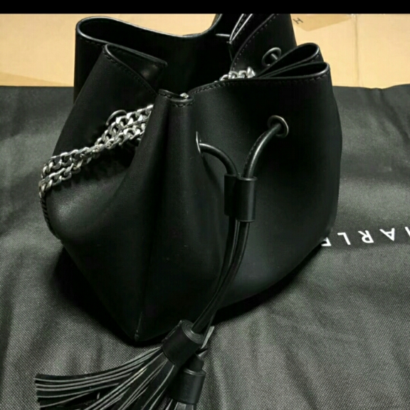 charles&keith复古印花包包,charleskeith白色流浪包穿搭