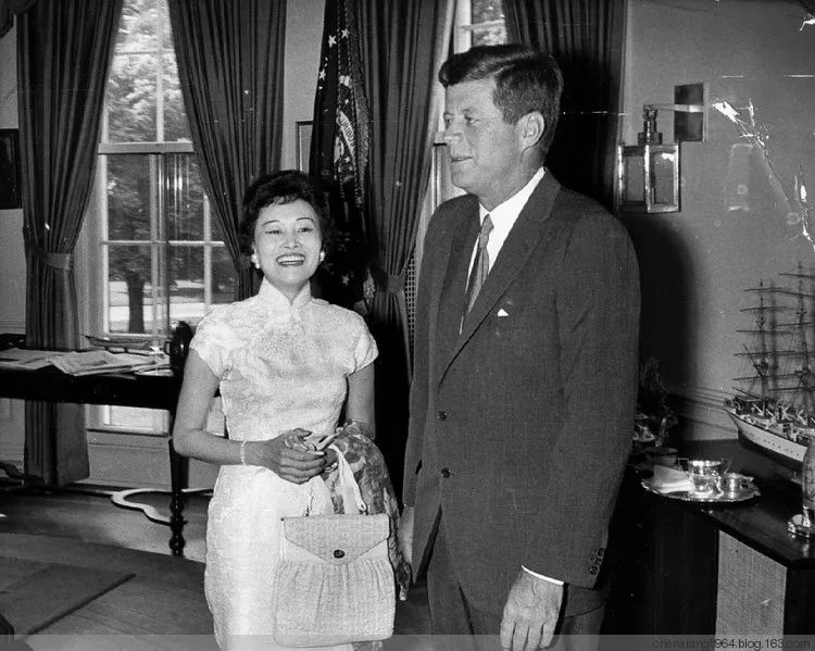 20岁中国姑娘嫁给45岁外国人,24岁中国女孩嫁给美国老头