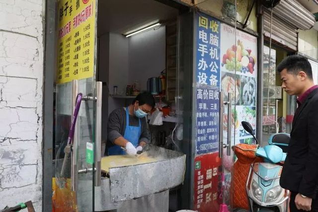 称霸徐汇5年的神级煎饼摊，学生*党**可以免排队！