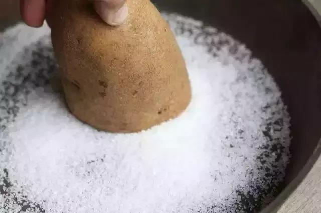 铁锅烧糊黑垢怎么去除,铁锅烧糊的地方清洗不掉