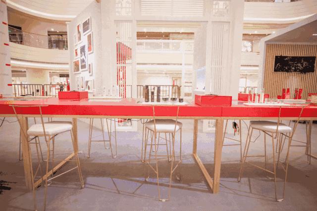 喷着LV新出的第8款香水，到香奈儿街机店夹口红去！