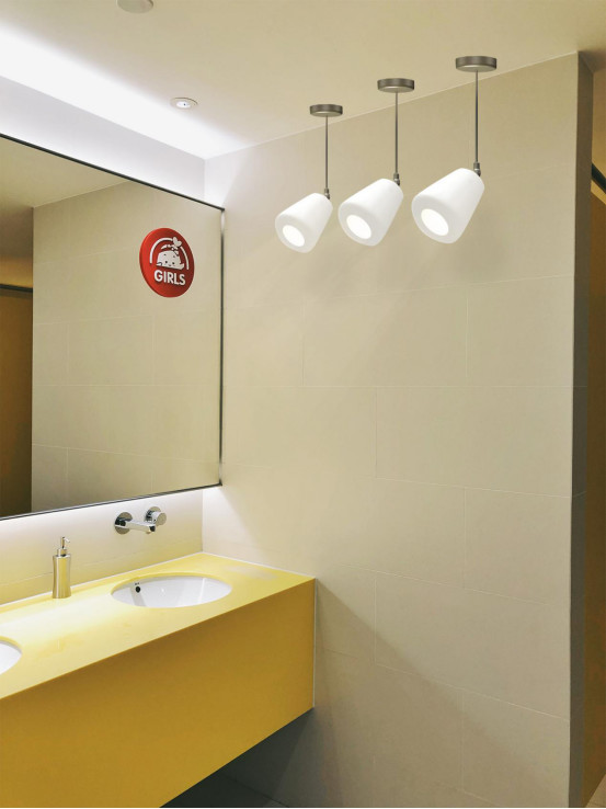 冒死闯进厕所*拍偷**，结果发现了......