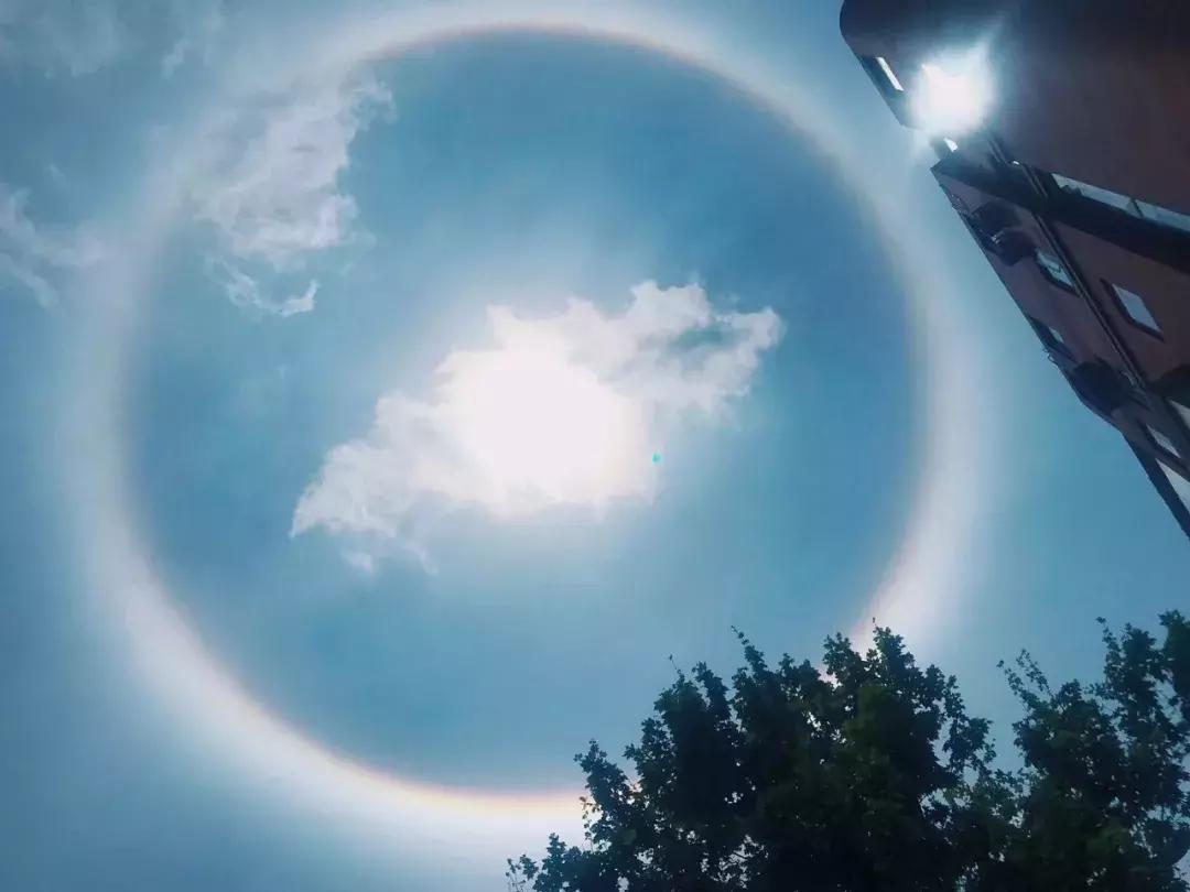 今天的太阳很特别,网友调侃:有妖怪!懂的人笑了:日晕三更雨