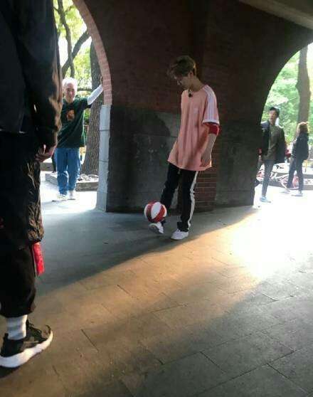 鹿晗被撩人,鹿晗被路人偶遇的视频