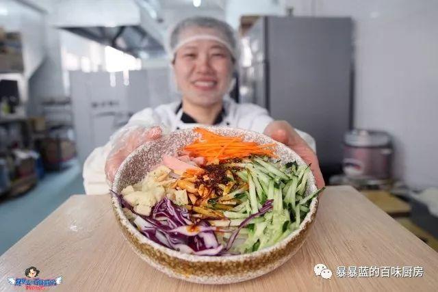 这家店用六星级面粉做凉皮配东北鸡架爆好吃,一般人还不让加盟…