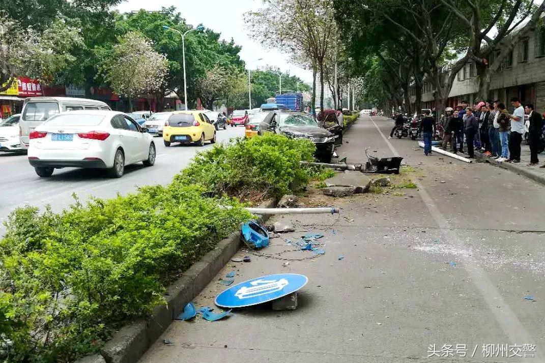 【内附视频】小客车“倒立”！小轿车“练地”带倒路灯！这样的特技大片可不好