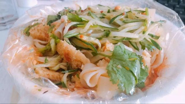 路边小摊的凉皮,街边的凉皮