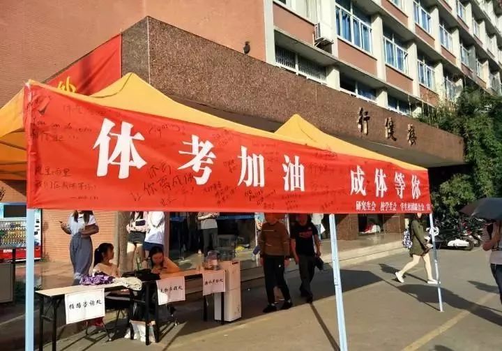 流过汗水也流过泪水,人没受过伤人没流过泪