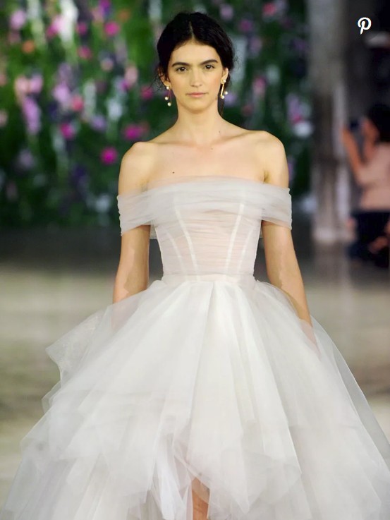 平胸女孩挑婚纱谨记3重点首选吊带款式，修饰比例丰满上围