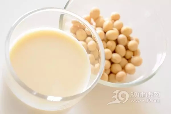 喝豆浆会导致男人女性化吗,男人长期喝豆浆对生精有影响吗