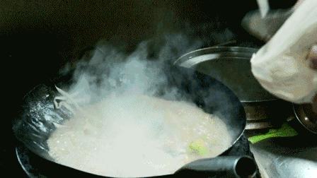 一天卖100斤面！阜阳这家刀削面，一到晚上门口就火到堵路