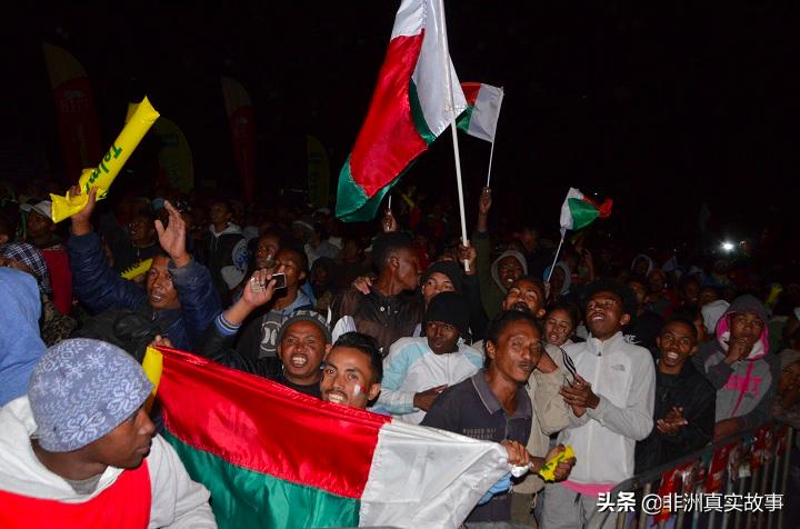 国家独立59年，首次参加非洲杯，总统为641名球迷包机去现场加油