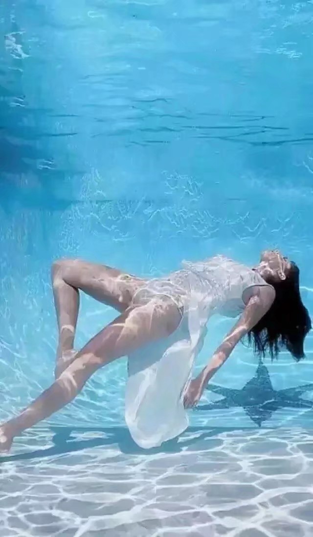 水里美人壁纸,玫瑰水中花壁纸