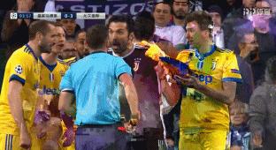 布冯出现低级失误却无人责怪,布冯被红牌罚下已看哭