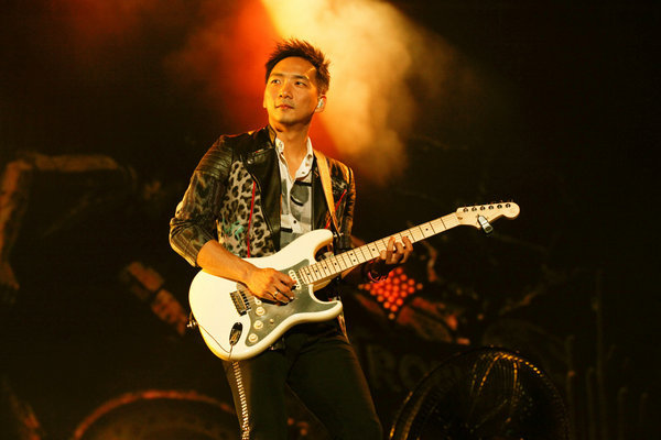 「*月天五**」风光无限，只因我们看到他的困难时他已经站起来了