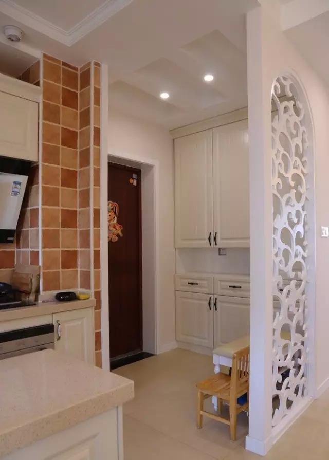 家里大门对着客厅门阻隔效果图,客厅大门对着厨房门如何装修