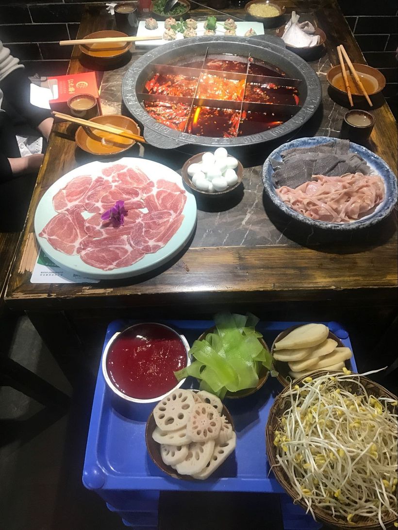 用2500D币换来的红九格解读重庆老火锅的底线：微辣是最后的妥协