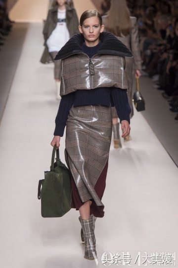 fendi女装2017秋冬高级成衣大秀,fendi高定服装价格